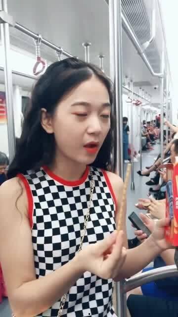 娱乐吃瓜酱坐地铁,揭秘都市生活百态  第3张 娱乐吃瓜酱坐地铁,揭秘都市生活百态  第3张
